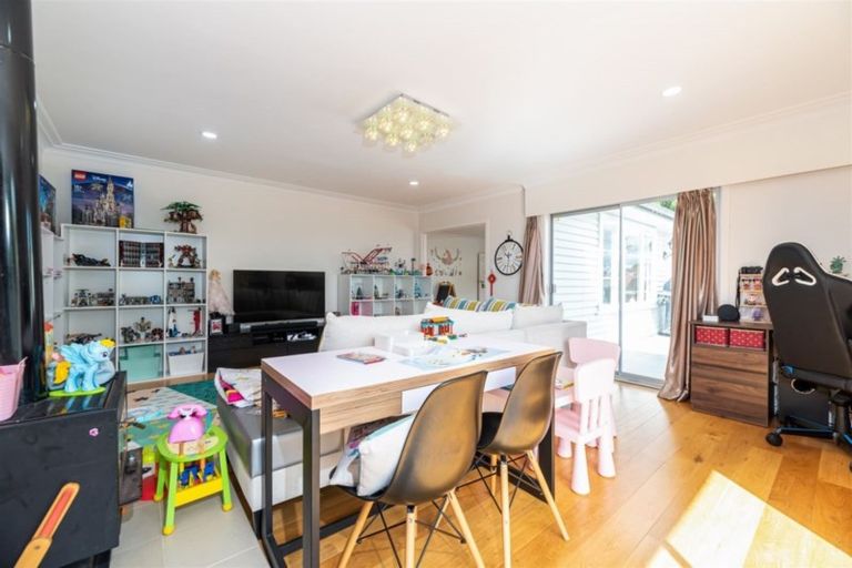 Photo of property in 6 Fairlea Road, Te Atatu South, Auckland, 0610