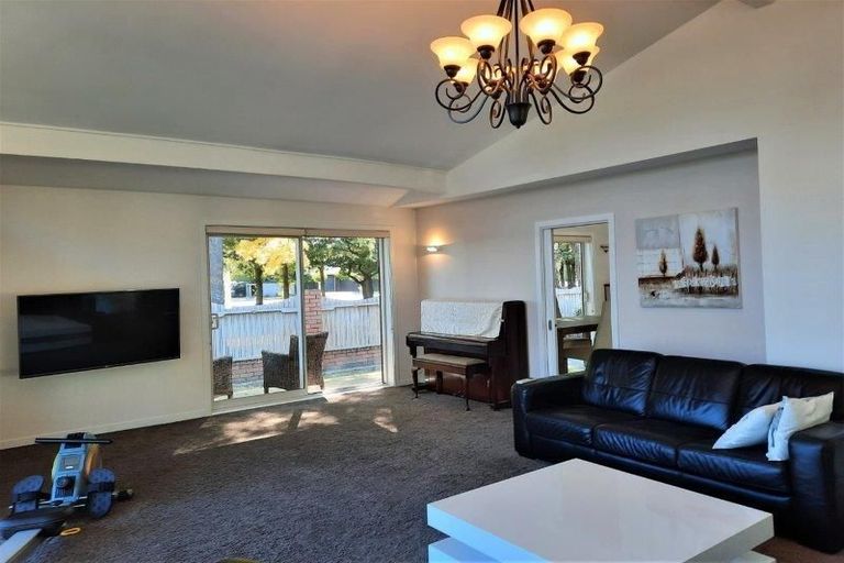 Photo of property in 226 Memorial Avenue, Burnside, Christchurch, 8053