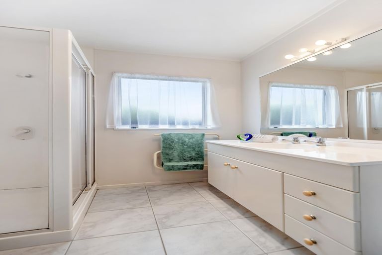 Photo of property in 2/5 Headcorn Place, Botany Downs, Auckland, 2010