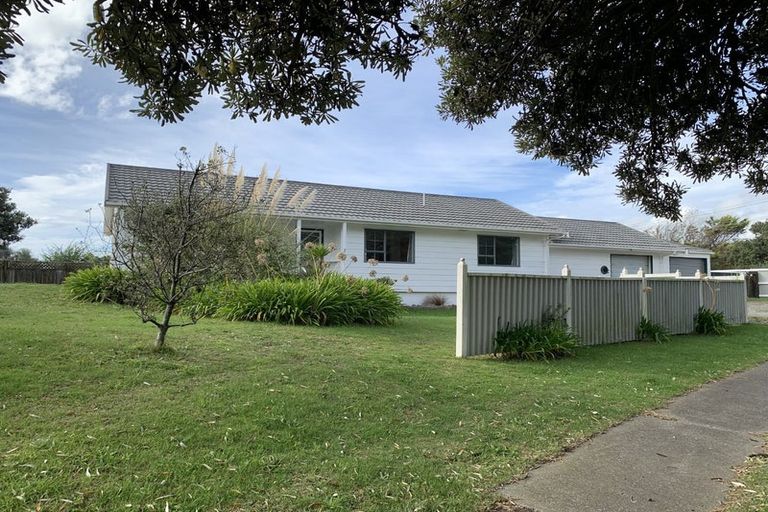Photo of property in 2 Marram Way, Peka Peka, Waikanae, 5391