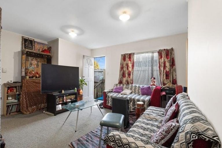 Photo of property in 2/6 Eulogy Place, Randwick Park, Auckland, 2105