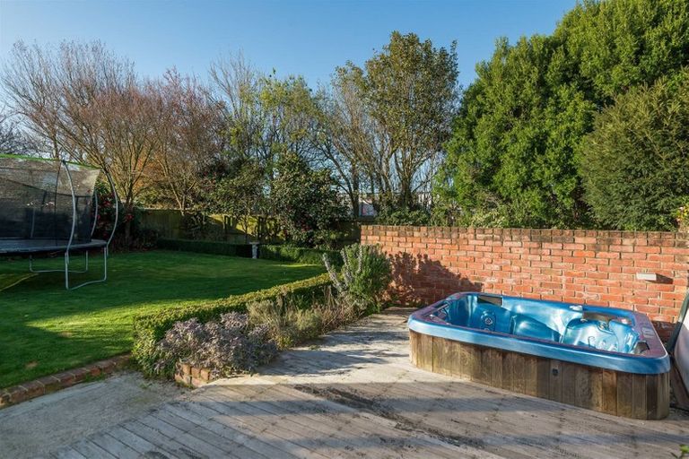 Photo of property in 17 Saint Andrews Square, Strowan, Christchurch, 8052