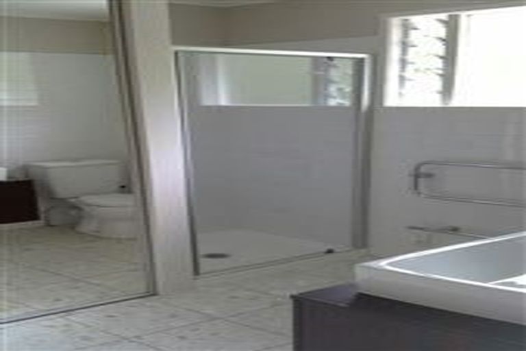 Photo of property in 2/39 St Peters Street, Northcote, Auckland, 0627