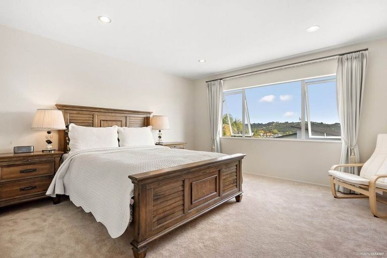Photo of property in 17 Wye Oak Drive, Schnapper Rock, Auckland, 0632