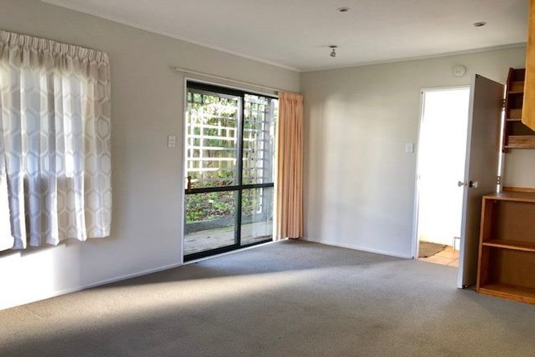 Photo of property in 18 Raphael Place, West Harbour, Auckland, 0618
