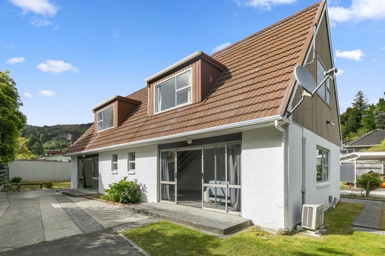 Photo of property in 3d Kopara Grove, Stokes Valley, Lower Hutt, 5019