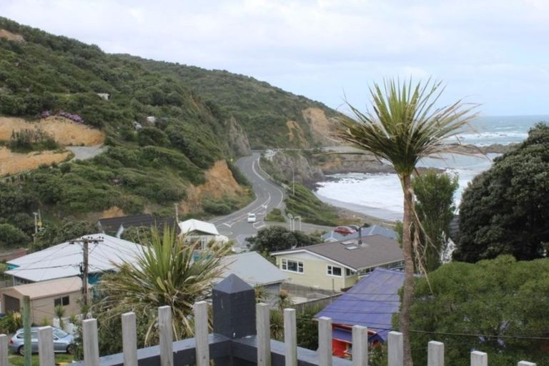 Photo of property in 18 Cave Road, Houghton Bay, Wellington, 6023