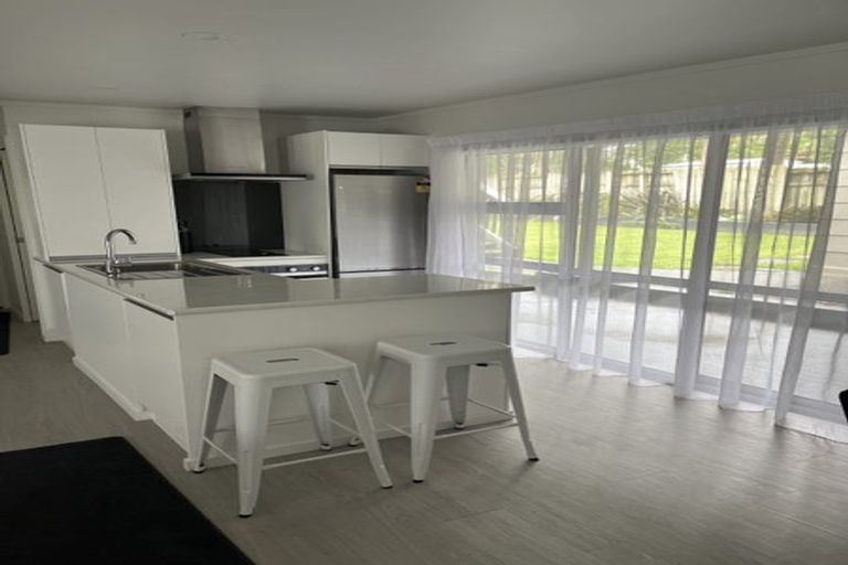 Photo of property in 16 Thorburn Avenue, Red Beach, 0932