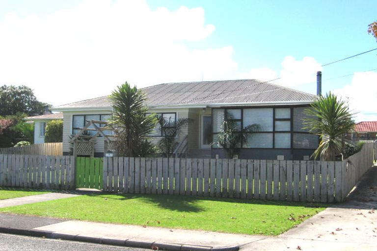 Photo of property in 9 Waione Avenue, Te Atatu Peninsula, Auckland, 0610