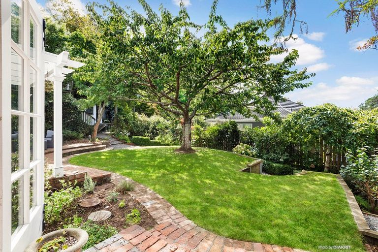 Photo of property in 100 Glenmore Street, Northland, Wellington, 6012