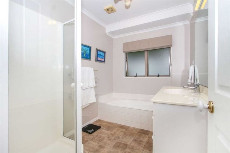 Photo of property in 10 Westminster Gardens, Unsworth Heights, Auckland, 0632