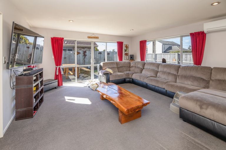 Photo of property in 2 Evergreen Place, Parklands, Christchurch, 8083