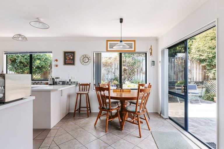 Photo of property in 16 Margaret Drive, Omokoroa, 3114