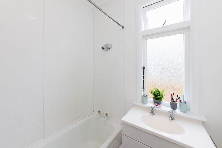 Photo of property in 77 Hillcrest Drive, Kelvin Grove, Palmerston North, 4414