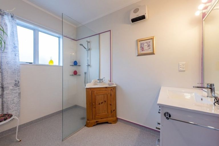 Photo of property in 2 Te Uruhi Grove, Paraparaumu, 5032