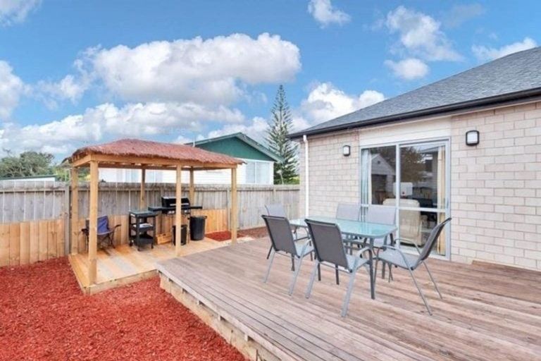 Photo of property in 17 Clendon Place, Manurewa, Auckland, 2102
