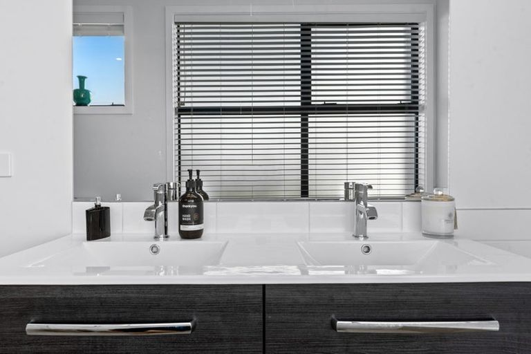 Photo of property in 4 Marine Parade, Hobsonville, Auckland, 0616