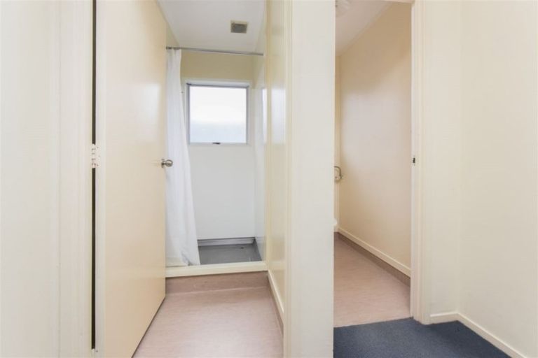 Photo of property in 2/25 Edgware Road, West Harbour, Auckland, 0618