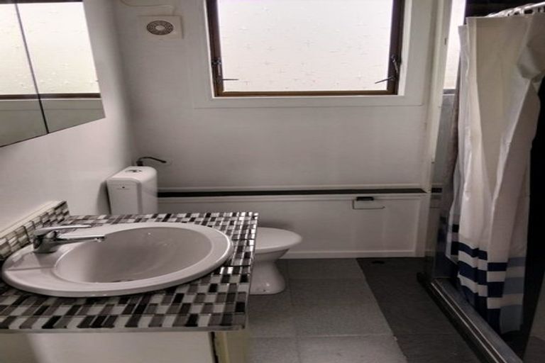 Photo of property in 112 Akaroa Drive, Maupuia, Wellington, 6022