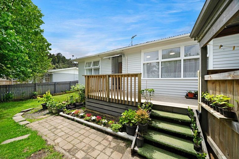 Photo of property in 2/615 Swanson Road, Swanson, Auckland, 0612