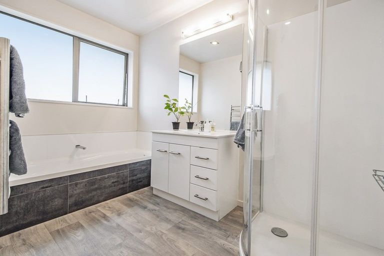 Photo of property in 5 Durrell Way, Rolleston, 7614