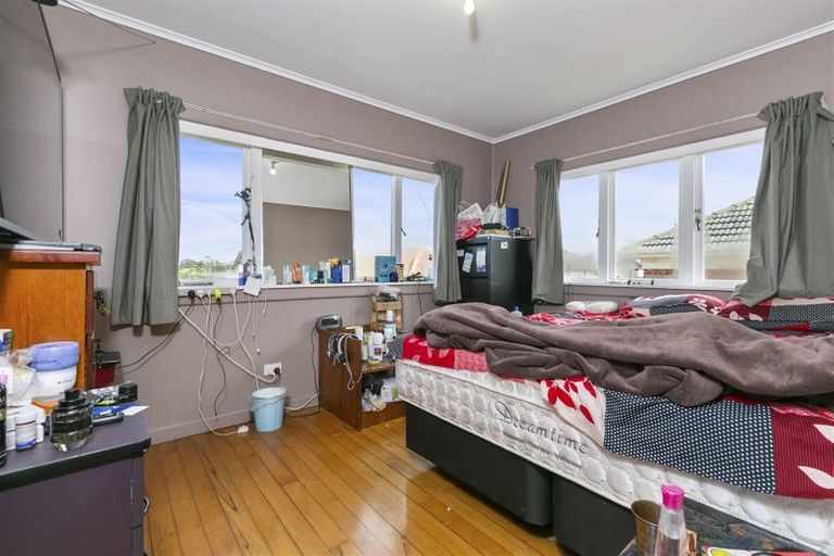 Photo of property in 17 Staveley Avenue, Mount Roskill, Auckland, 1041