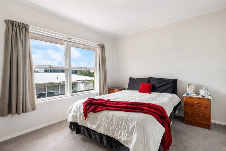 Photo of property in 1/36 Ocean View Road, Northcote, Auckland, 0627