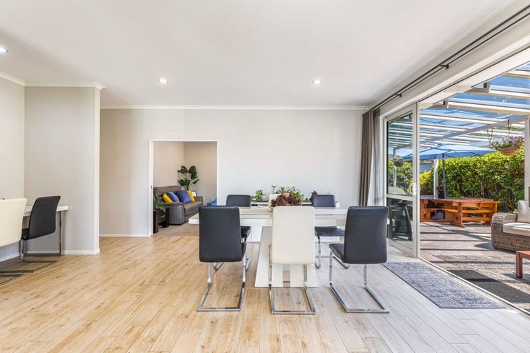Photo of property in 17 Larmer Drive, Kumeu, 0810