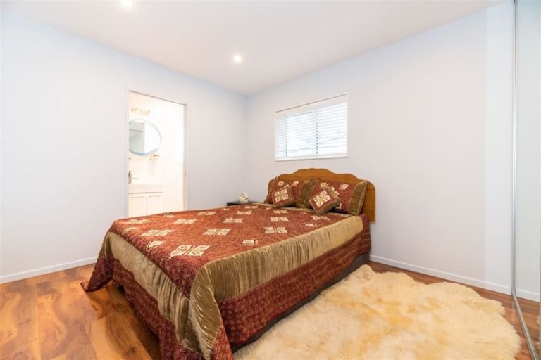 Photo of property in 92 Lake Panorama Drive, Henderson Valley, Auckland, 0612