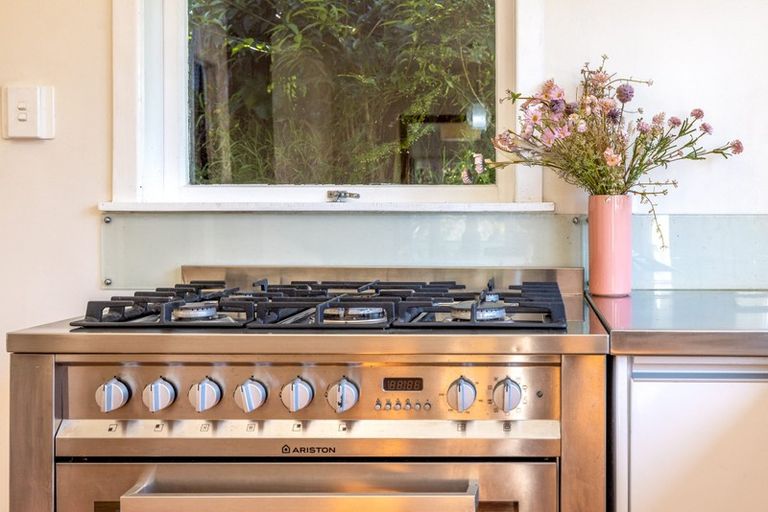 Photo of property in 116 Queens Drive, Oneroa, Waiheke Island, 1081
