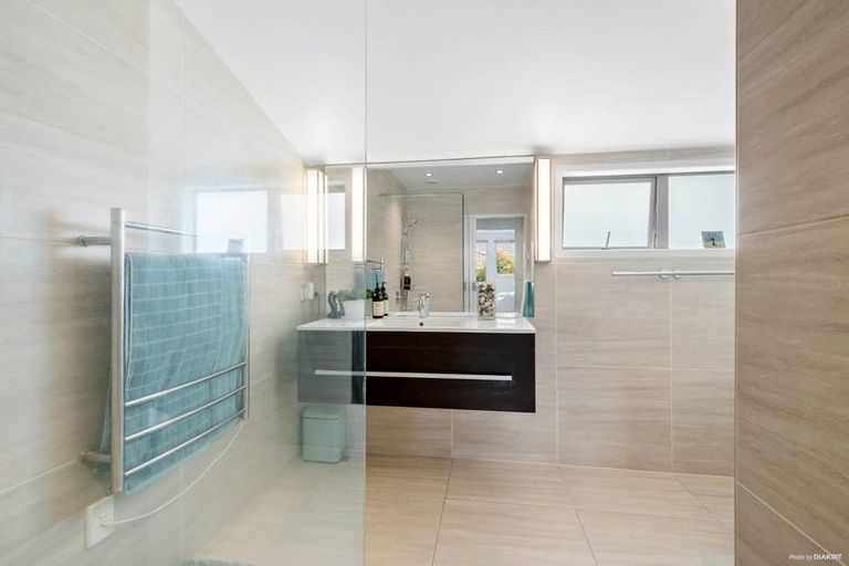 Photo of property in 1/19 Channel View Road, Campbells Bay, Auckland, 0630