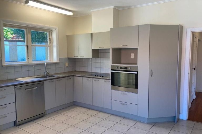 Photo of property in 16 Konini Road, Greenlane, Auckland, 1061