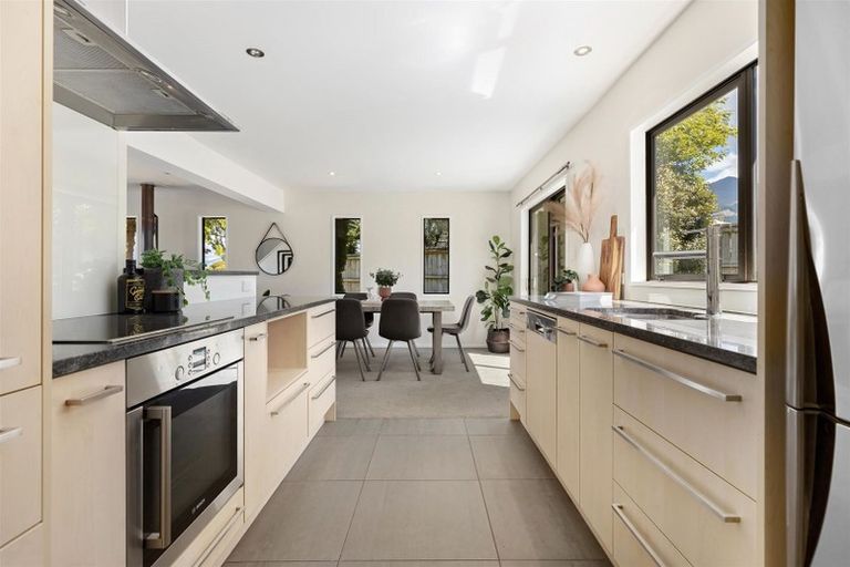 Photo of property in 9 Larch Court, Kelvin Heights, Queenstown, 9300