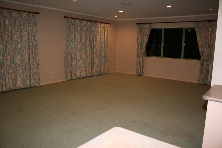 Photo of property in 16 Garcia Place, West Harbour, Auckland, 0618