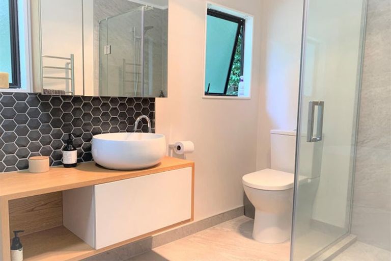 Photo of property in 21 Pohutukawa Avenue, Red Beach, 0932