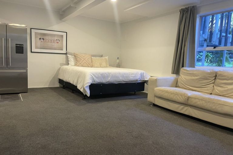 Photo of property in 35 Hollywood Avenue, Titirangi, Auckland, 0604