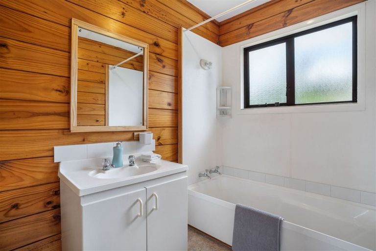 Photo of property in 2/16 Laurina Road, Sunnynook, Auckland, 0620