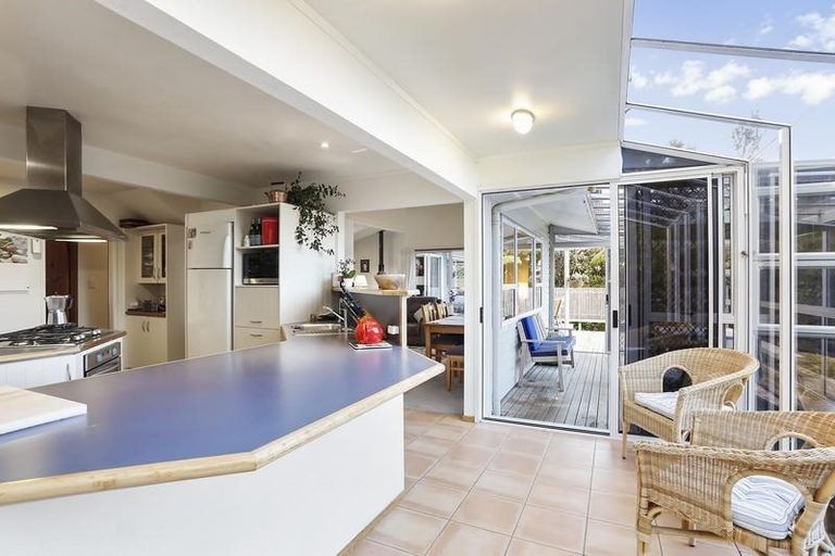 Photo of property in 51 Turanga Road, Henderson Valley, Auckland, 0612