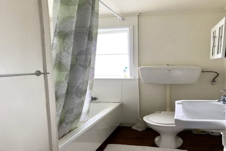 Photo of property in 3/2 Lansdowne Street, Bayswater, Auckland, 0622