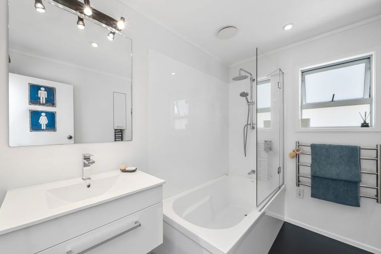 Photo of property in 2b Cherry Grove, Strathmore Park, Wellington, 6022