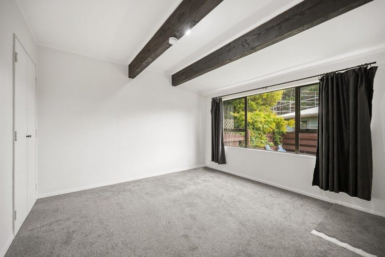 Photo of property in 27a Kingsbridge Place, Newlands, Wellington, 6037