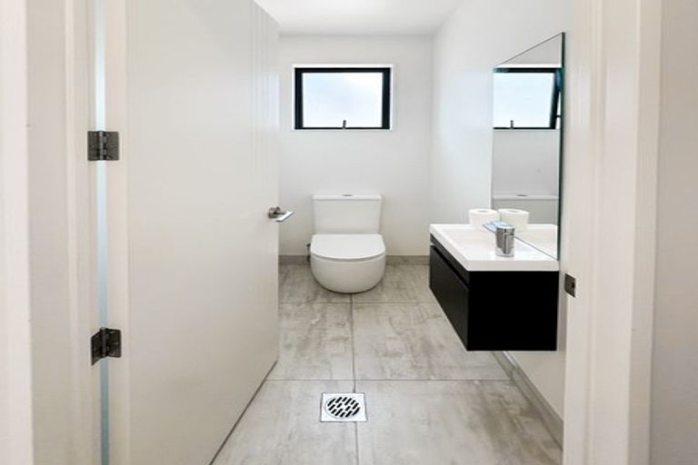 Photo of property in 22 Heketara Way, Massey, Auckland, 0614