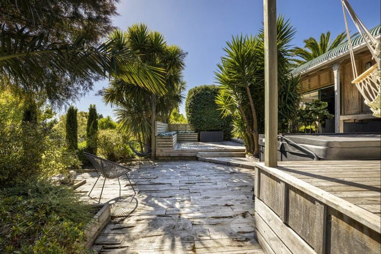 Photo of property in 128 Wairau Road, Oakura, 4314