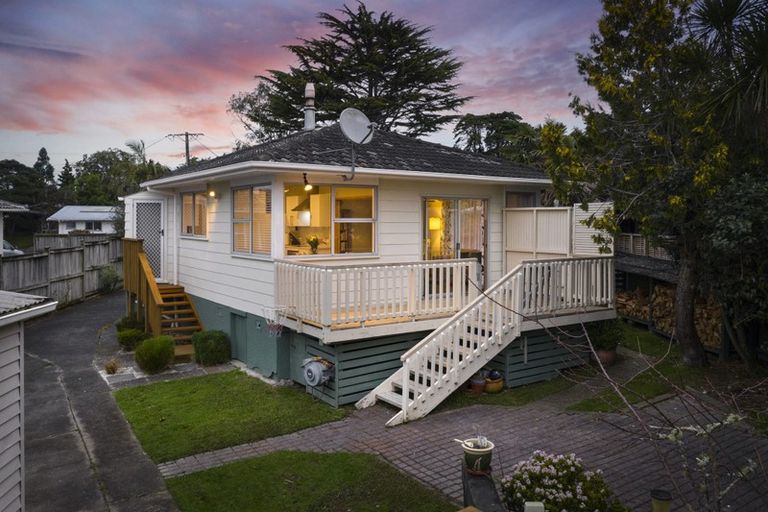 Photo of property in 20 Cron Avenue, Te Atatu South, Auckland, 0610