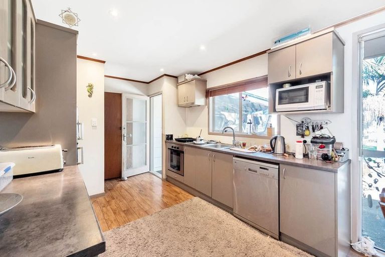 Photo of property in 18 Cedar Heights Avenue, Massey, Auckland, 0614