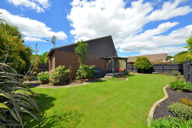 Photo of property in 2/25 Rubens Place, Burnside, Christchurch, 8053