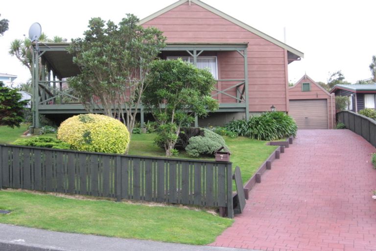 Photo of property in 7 Cheltenham Terrace, Newlands, Wellington, 6037