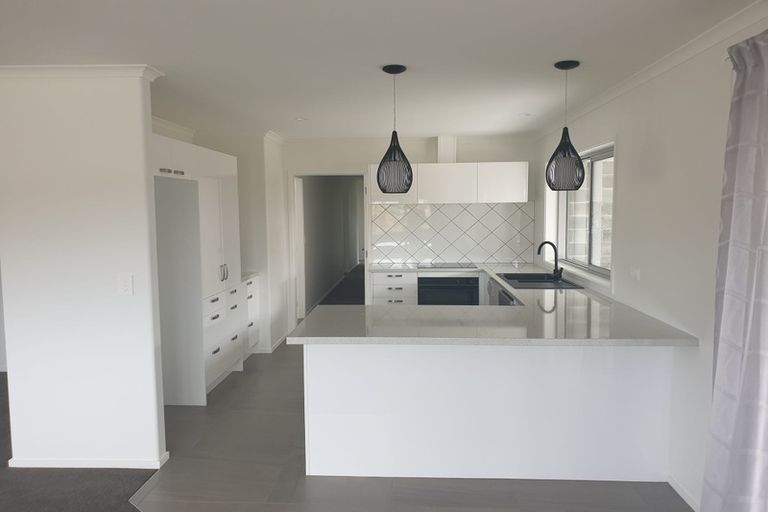 Photo of property in 30 Kaurinui Crescent, One Tree Point, 0118