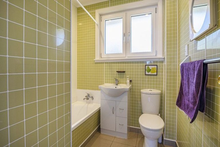 Photo of property in 32 Roseman Avenue, Mount Roskill, Auckland, 1041