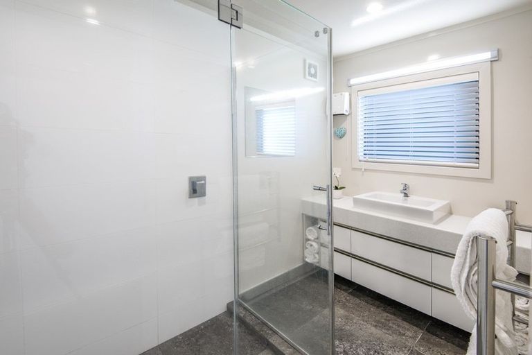 Photo of property in 2/26 Tizard Road, Birkenhead, Auckland, 0626